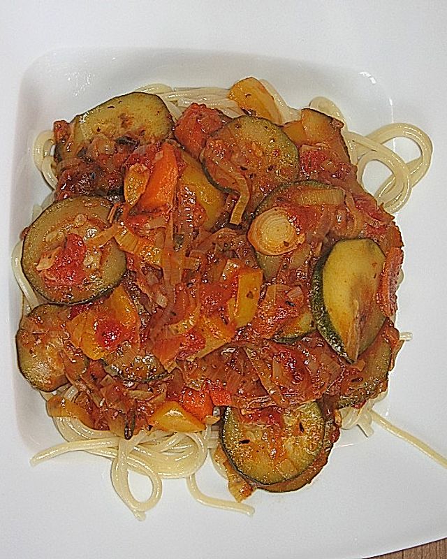 Spaghetti an einer frischen Tomaten - Gemüse - Sauce