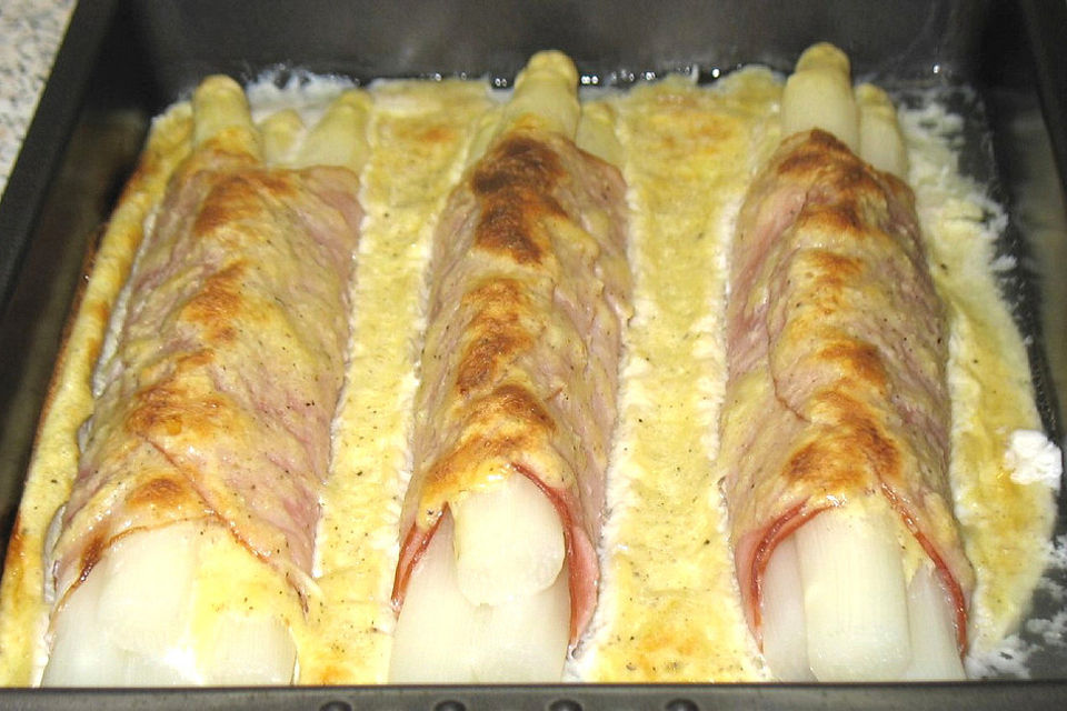 Überbackener Spargel im Schinkenkleid