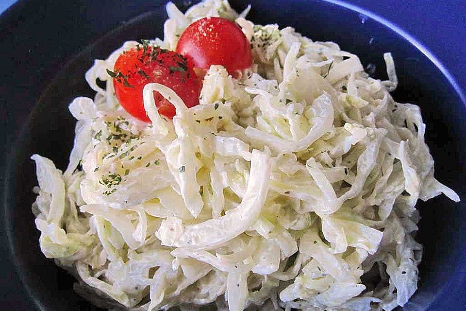 Krautsalat mit Schmand und Joghurt Krautsalat mit Schmand und Joghurt