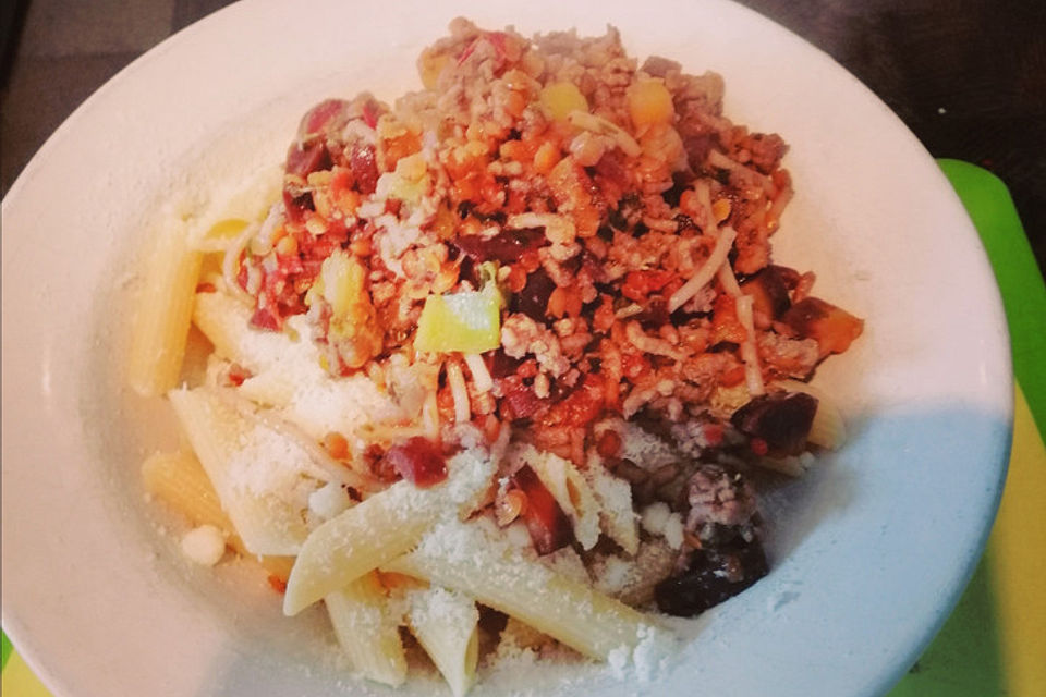 Rigatoni mit einer Gemüse - Bolognese - Sauce