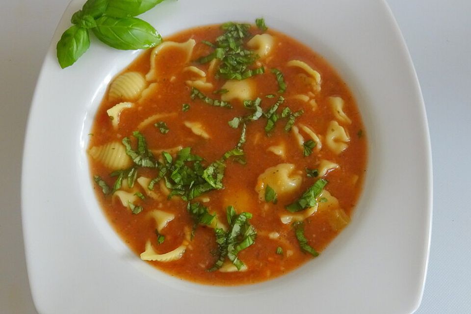 Tomatensuppe mit Pasta und Basilikum