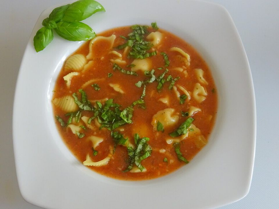 Tomatensuppe mit Pasta und Basilikum| Chefkoch