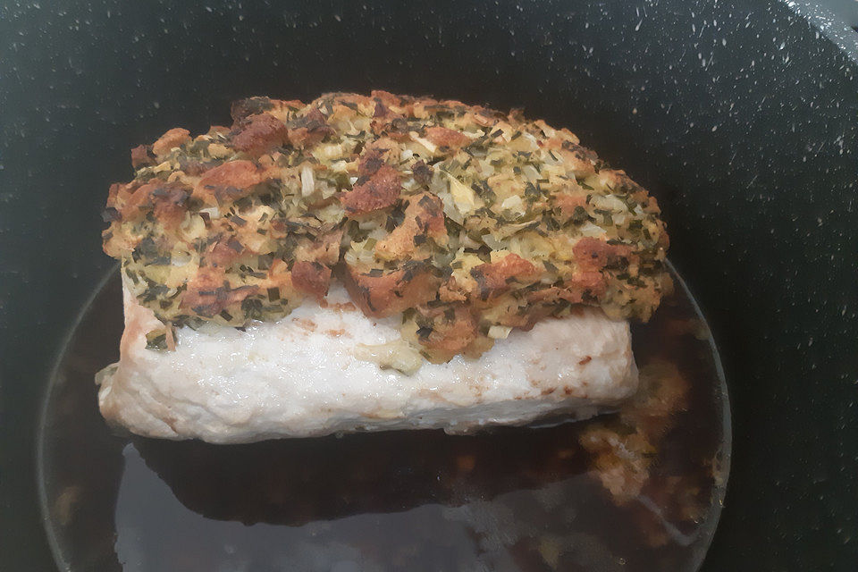 Schweinerückenbraten mit Kräuterkruste mit Pfifferlingen