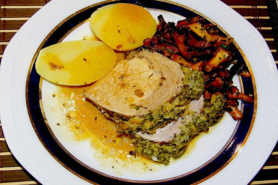 Schweinerückenbraten mit Kräuterkruste mit Pfifferlingen