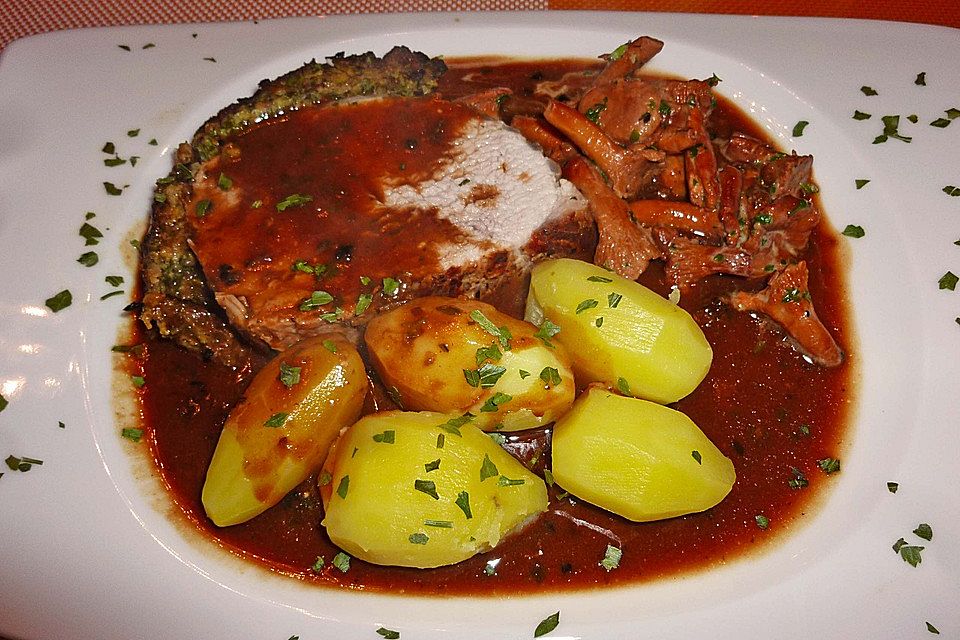 Schweinerückenbraten mit Kräuterkruste mit Pfifferlingen