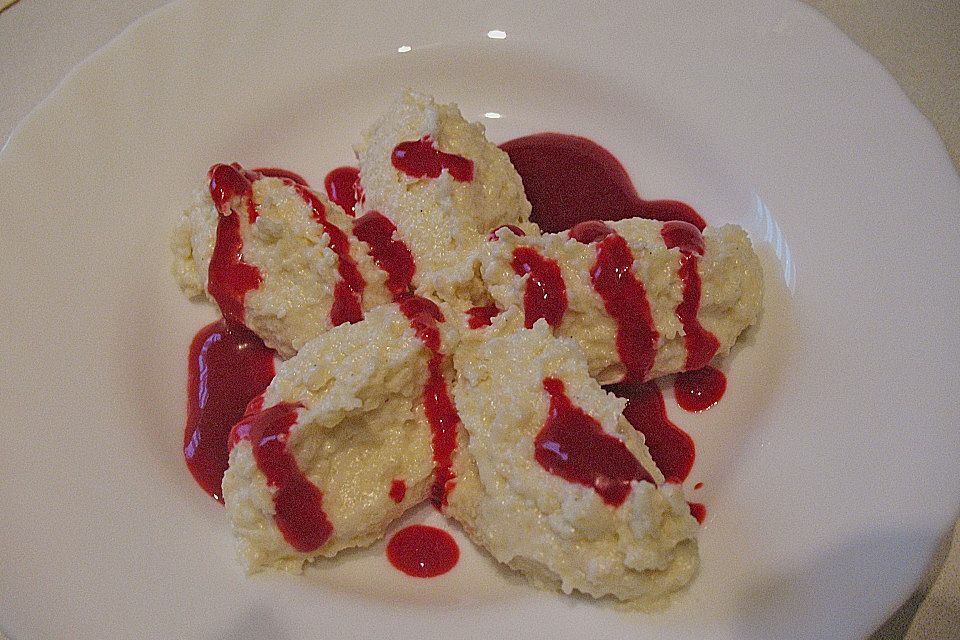 Grießflammeri mit Marzipan Grießflammeri mit Marzipan