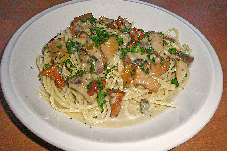 Spaghetti mit gemischten Pilzen in Gorgonzolasauce