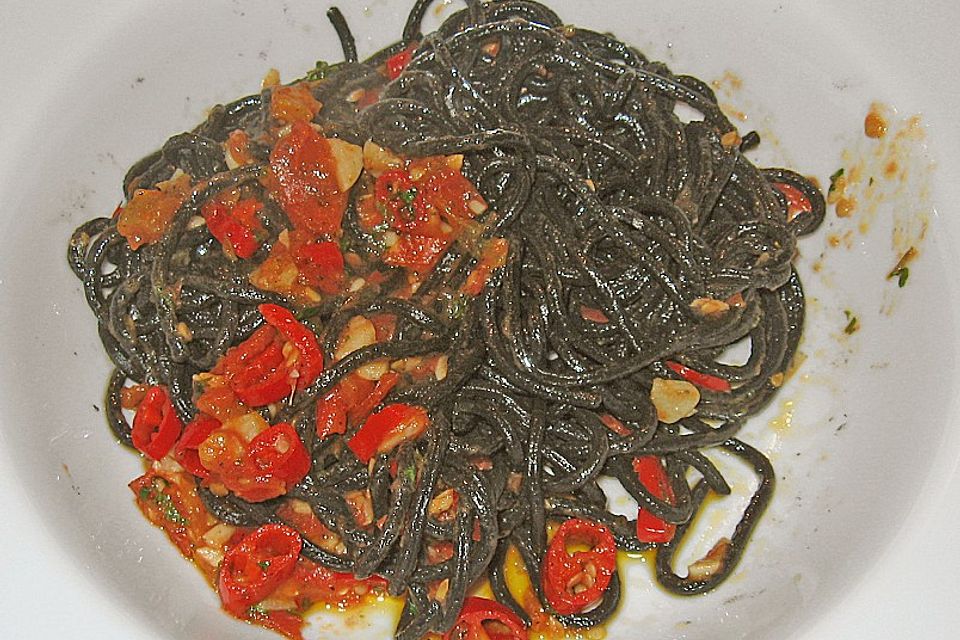 Spaghetti al nero di seppia con aglio, olio e peperoncino