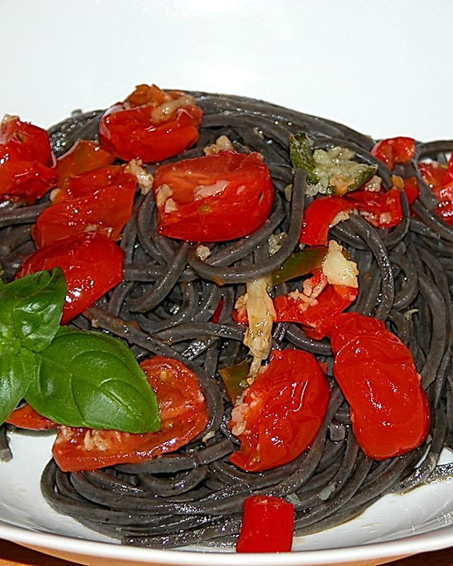 Spaghetti al nero di seppia con aglio, olio e peperoncino