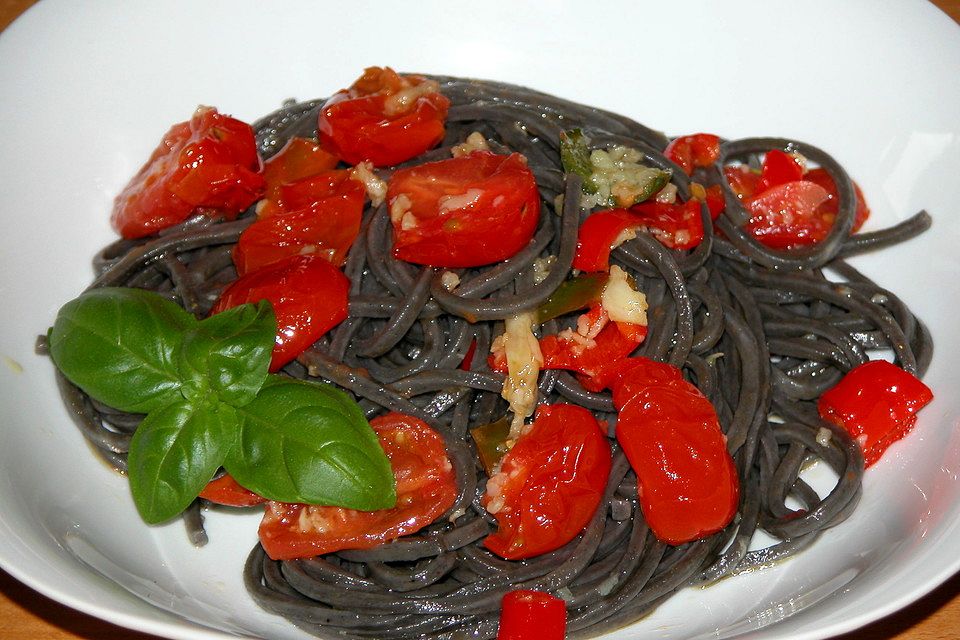 Spaghetti al nero di seppia con aglio, olio e peperoncino