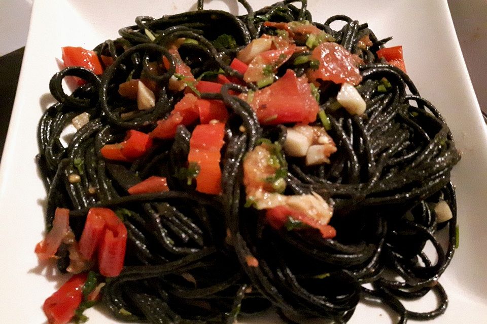 Spaghetti al nero di seppia con aglio, olio e peperoncino