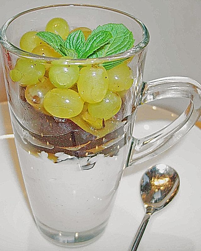 Vanille - Joghurt Bavaroise mit Pflaumen und Trauben im Gewürzsud