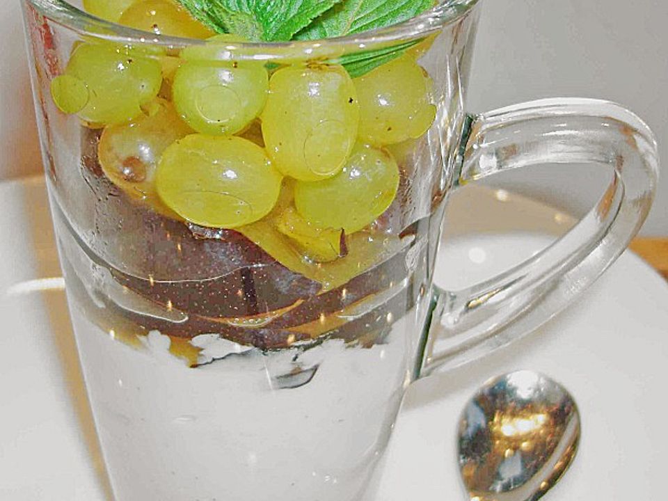 Vanille - Joghurt Bavaroise mit Pflaumen und Trauben im Gewürzsud von ...