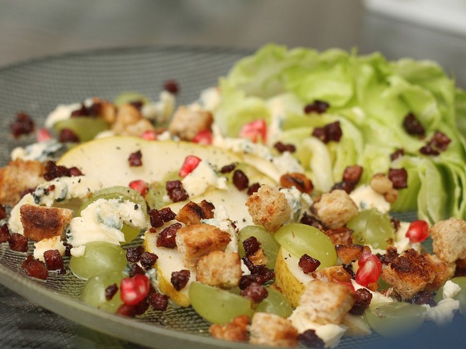Herbstlicher Salat mit Trauben, Birne, Roquefort und Speck von ars ...