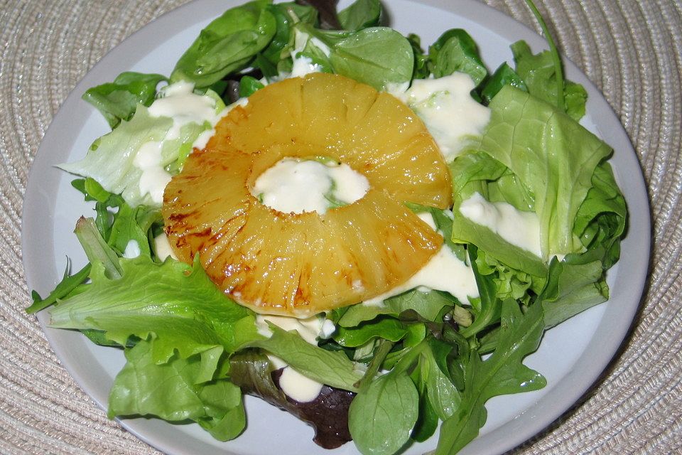 Gemischter Blattsalat mit gebratener Ananas