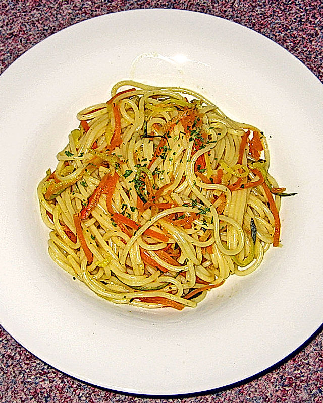 Gemüsespaghetti mit Curry - Orangen - Sauce