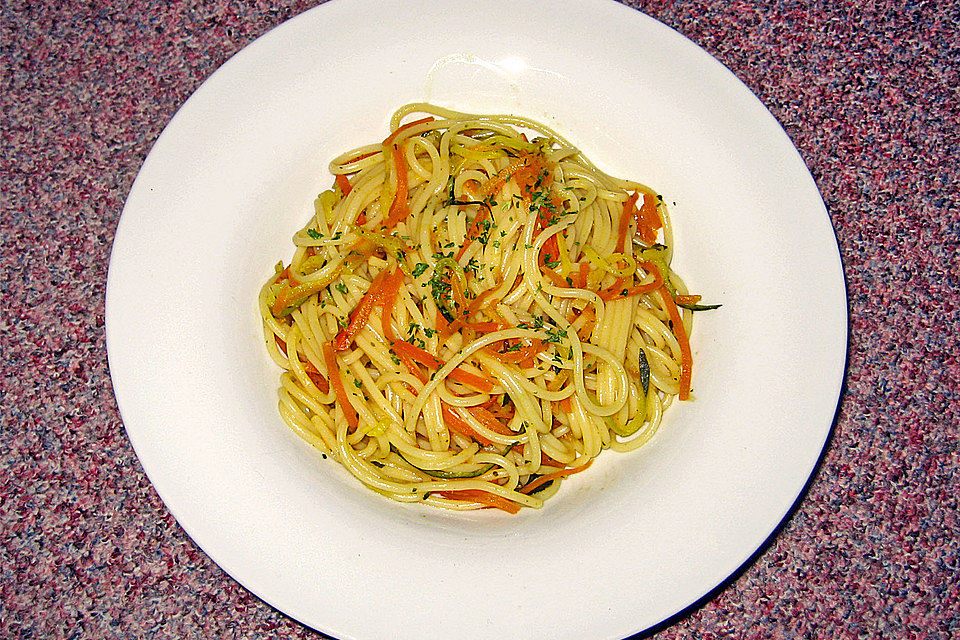 Gemüsespaghetti mit Curry - Orangen - Sauce