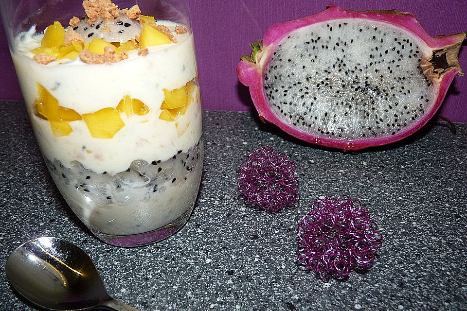 Creme von Pitahaya, Mango und weißem Schoggi - Joghurt