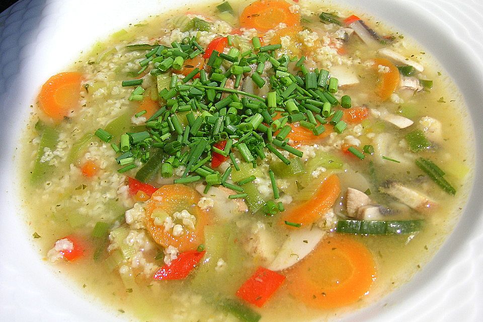 Bunte Gemüsesuppe mit Hirse