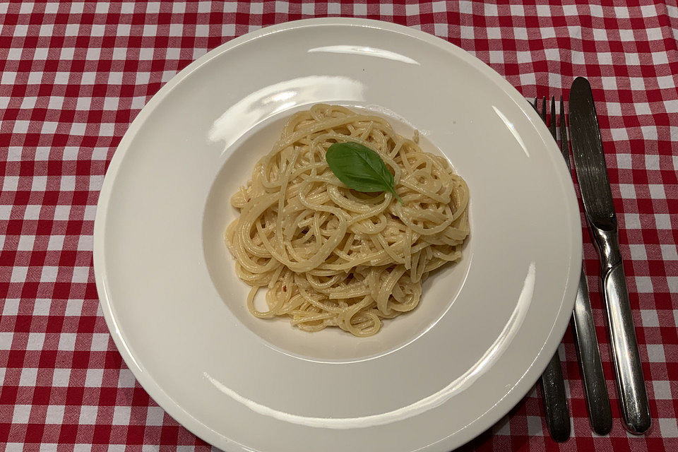 Pasta con pinoli, limone e pecorino