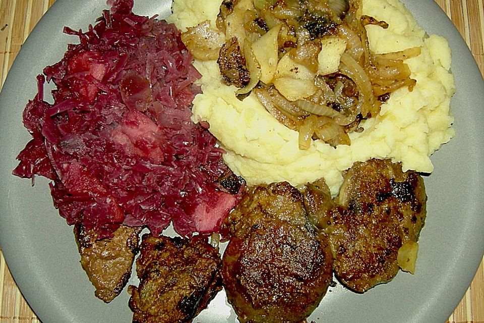 Putenleber mit Apfel und Zwiebeln