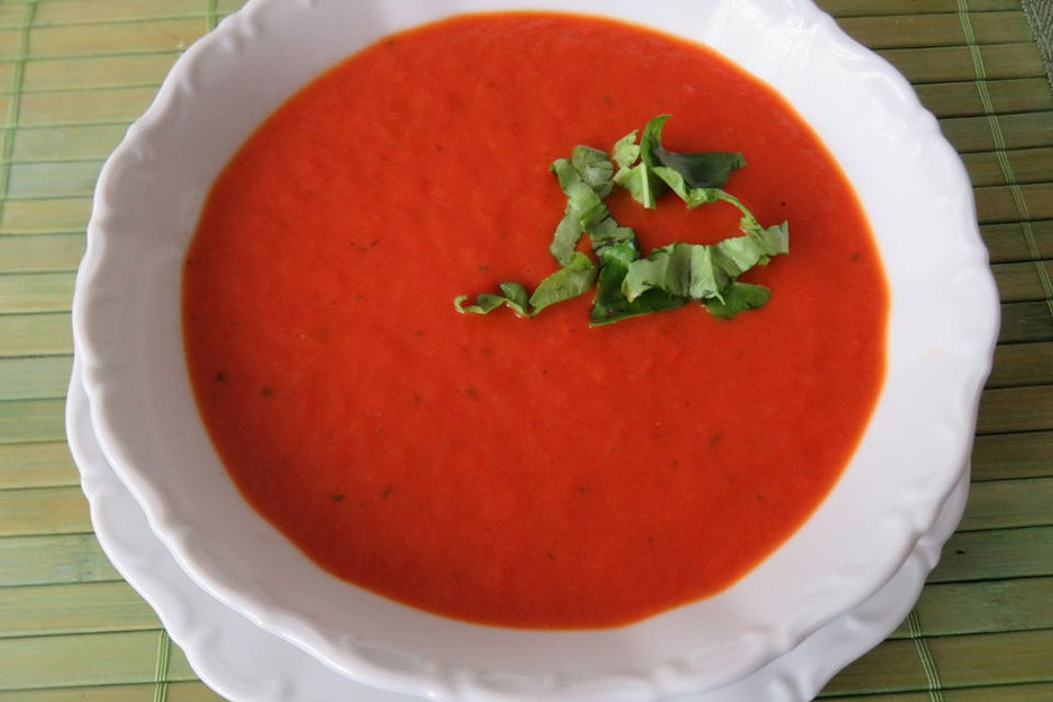 Dunkelrote Tomatensuppe mit rotem Basilikum