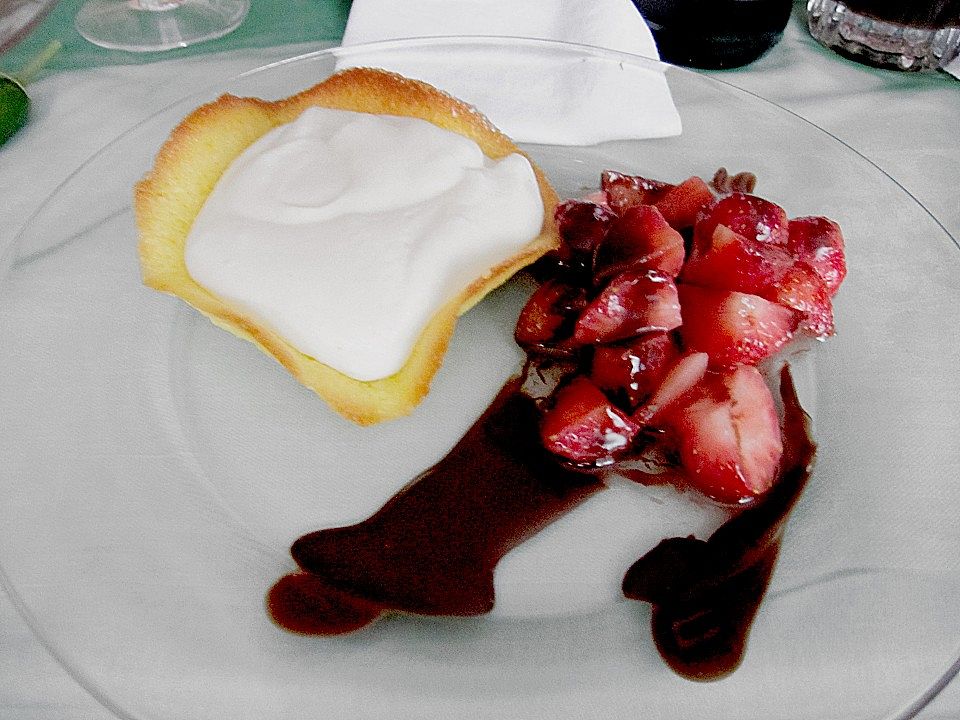 Weiße Schokoladenmousse in Orangenhippen an frischen Erdbeeren von j_ey ...