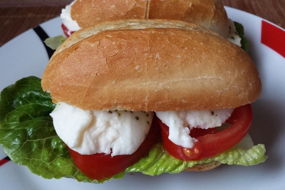 Vollkornbrötchen mit Tomaten und Mozzarella