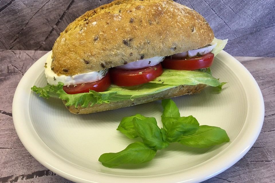 Vollkornbrötchen mit Tomaten und Mozzarella