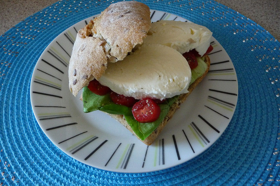 Vollkornbrötchen mit Tomaten und Mozzarella