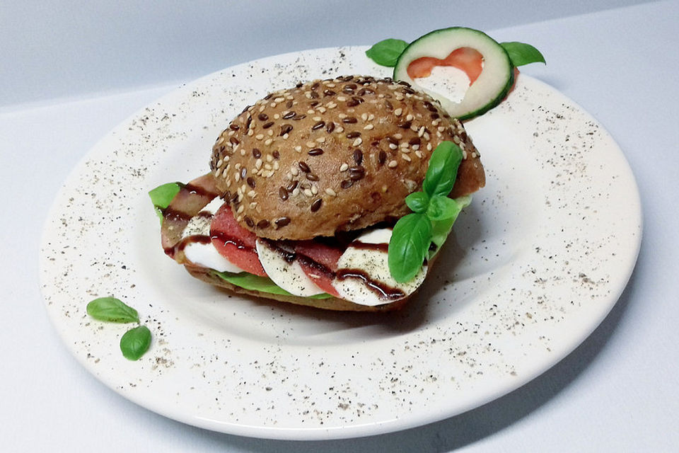 Vollkornbrötchen mit Tomaten und Mozzarella