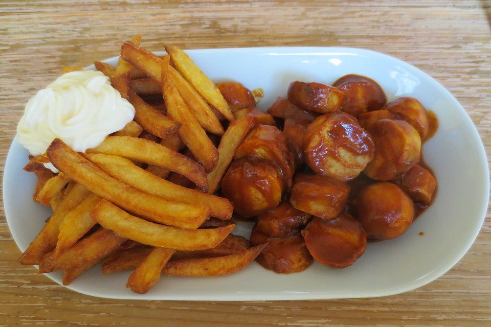 Currywurst in Soße mit selbst gemachten Pommes