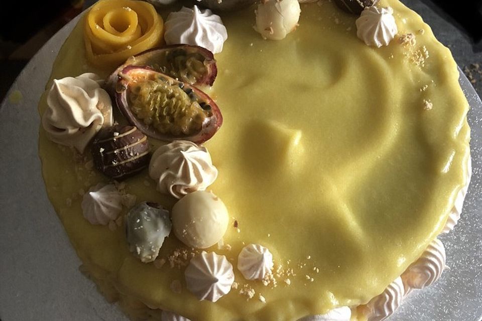 Festliche Torte mit Vanillecreme und Erdbeermousse