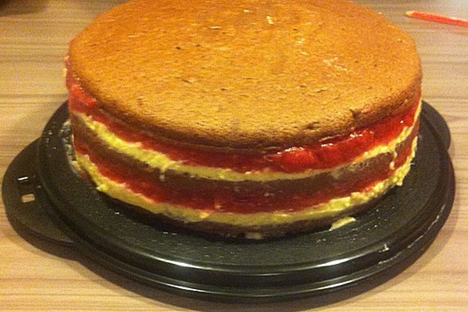 Festliche Torte mit Vanillecreme und Erdbeermousse