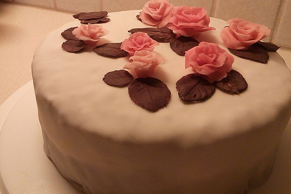 Festliche Torte mit Vanillecreme und Erdbeermousse