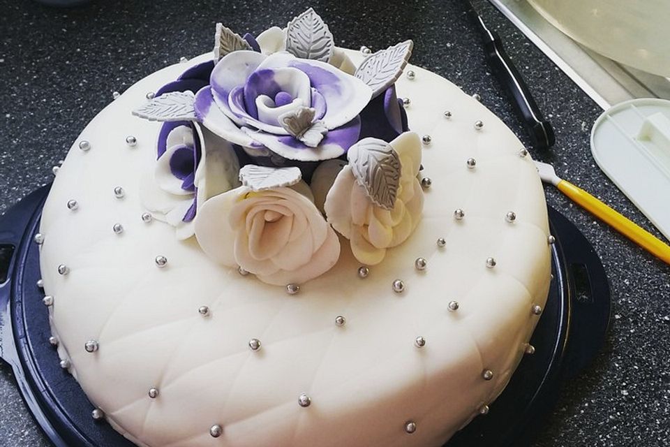 Festliche Torte mit Vanillecreme und Erdbeermousse