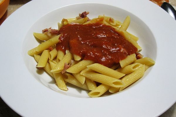 Penne in Tomatensauce mit Speck und Käse von Cora92 | Chefkoch