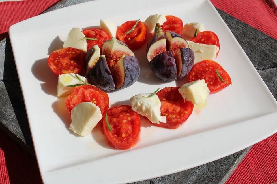 Sommerlicher Salat mit Feigen und Knoblauchöl