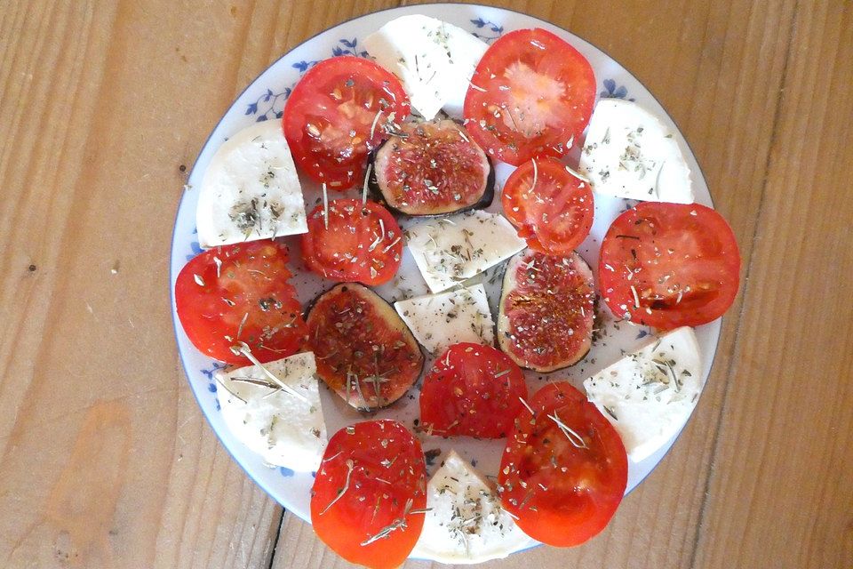 Sommerlicher Salat mit Feigen und Knoblauchöl