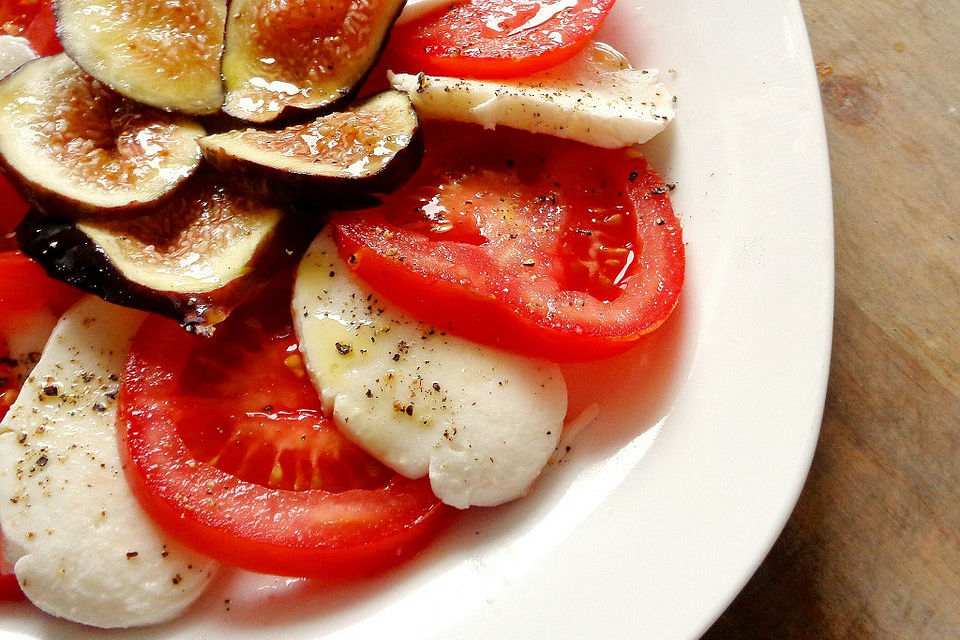 Sommerlicher Salat mit Feigen und Knoblauchöl