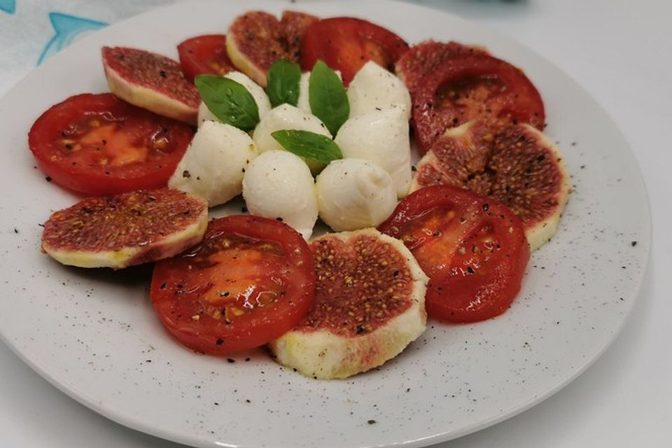 Sommerlicher Salat mit Feigen und Knoblauchöl