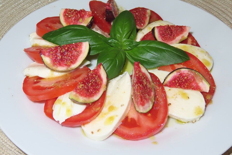 Sommerlicher Salat mit Feigen und Knoblauchöl