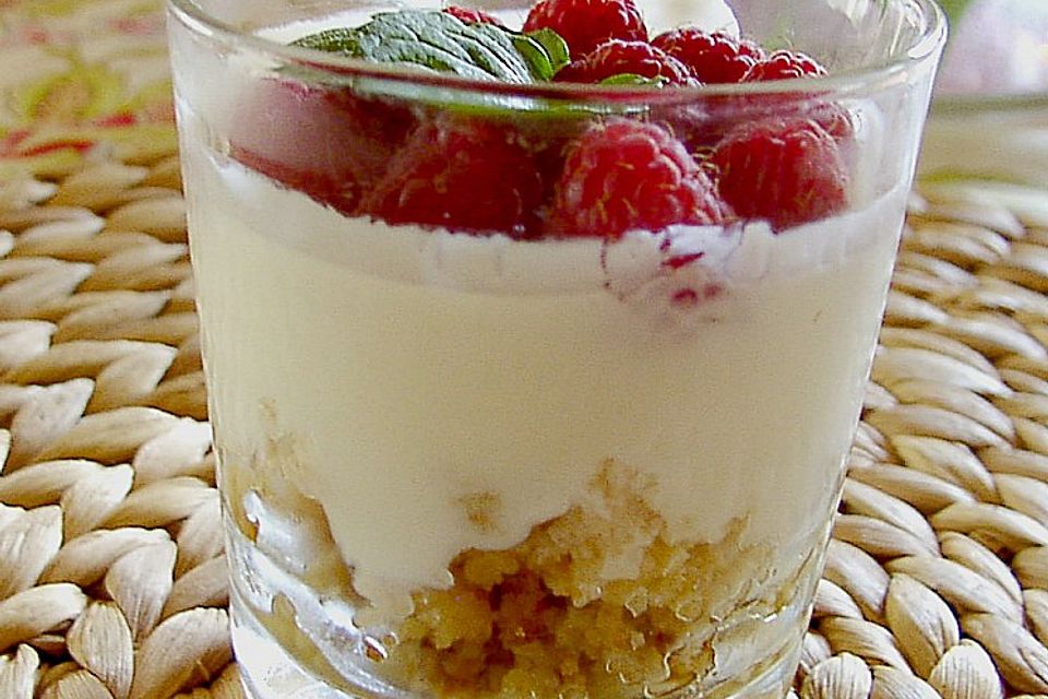 Quark - Creme mit Himbeeren, Knuspermüsli und Amarettini