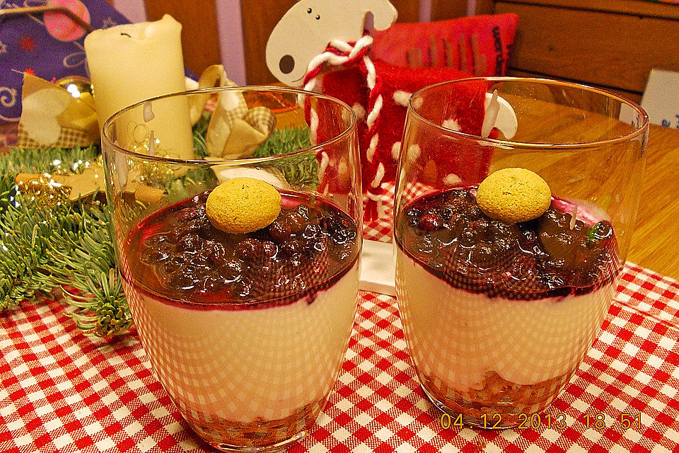 Quark - Creme mit Himbeeren, Knuspermüsli und Amarettini