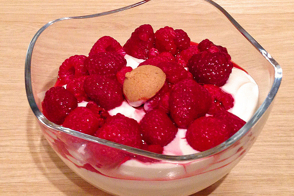 Quark - Creme mit Himbeeren, Knuspermüsli und Amarettini