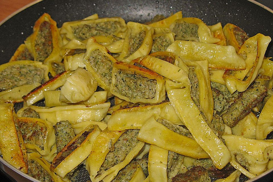 Maultaschen auf Chicoree - Dattel - Salat Maultaschen auf Chicoree - Dattel - Salat