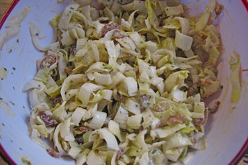 Maultaschen auf Chicoree - Dattel - Salat Maultaschen auf Chicoree - Dattel - Salat