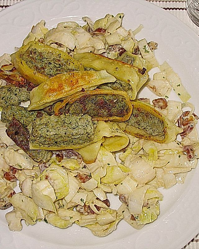 Maultaschen auf Chicoree - Dattel - Salat