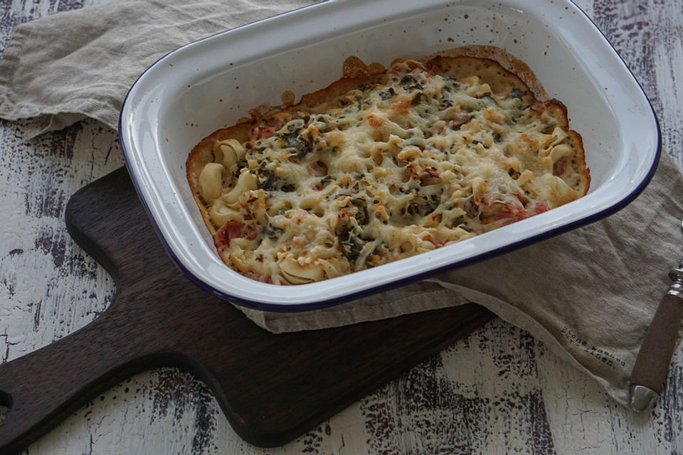 Überbackene Tortellini in einer Knoblauch-Sahnesauce