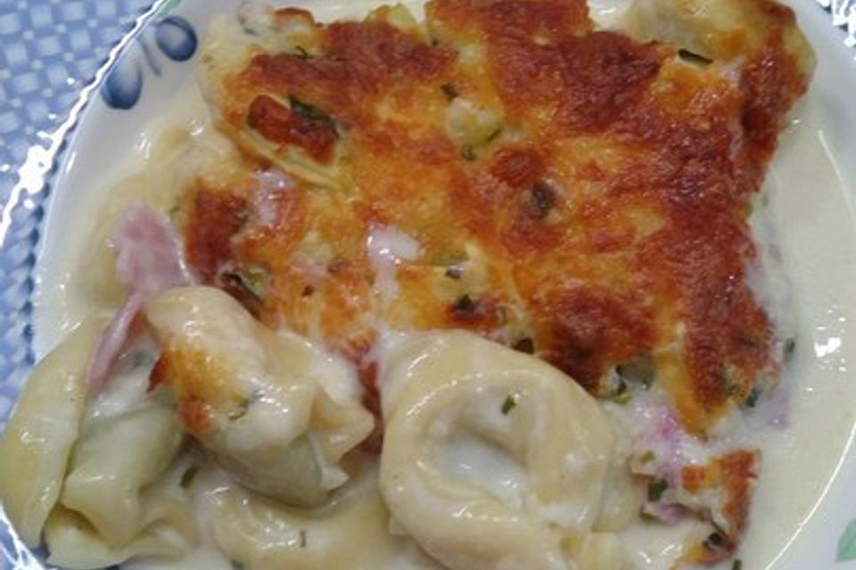 Überbackene Tortellini in einer Knoblauch-Sahnesauce